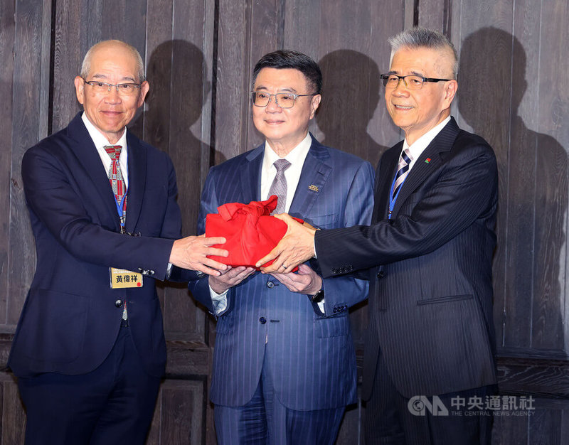 台灣上市櫃公司協會16日舉行第4、5屆理事長交接典禮,由行政院長卓榮泰(中)擔任監交人,第4屆理事長黃偉祥(左)將印信交給第5屆理事長、信義企業集團創辦人周俊吉(右)。中央社記者郭日曉攝 113年9月16日