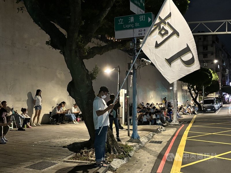 前台北市長柯文哲涉京華城案遭羈押在台北看守所,17日中秋夜,晚間有約80名支持者到北所外靜坐陪伴,還有人舉著白色的「柯P」旗幟。中央社記者高華謙攝 113年9月17日
