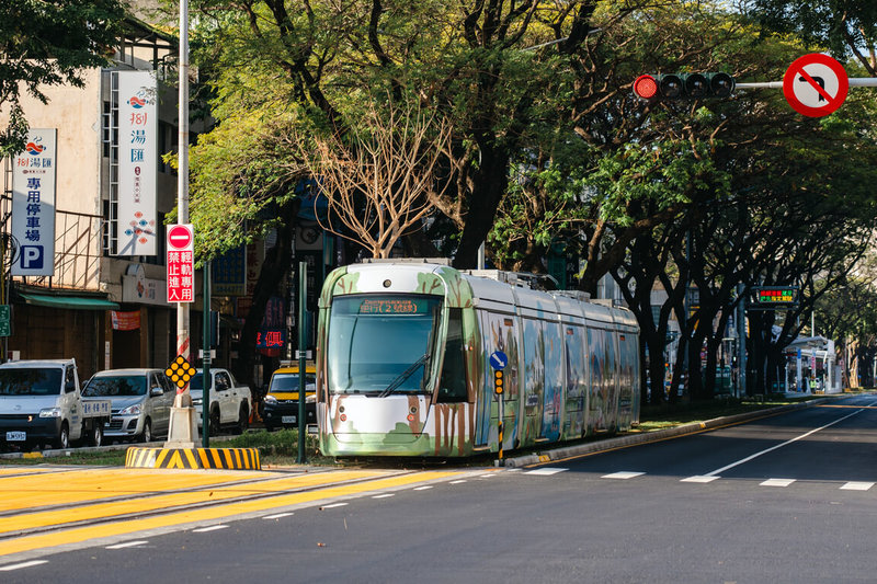 高雄市捷運局17日表示，高雄輕軌路權行進軌道區鋪有特殊黃色舖面，禁止人車停留，近期檢視各路口黃色鋪面雖有局部磨耗但仍清晰可辨，後續將持續檢視確認鋪面是否清晰，以保障民眾行車與行進安全。（高雄市捷運局提供）中央社記者林巧璉傳真  113年9月17日