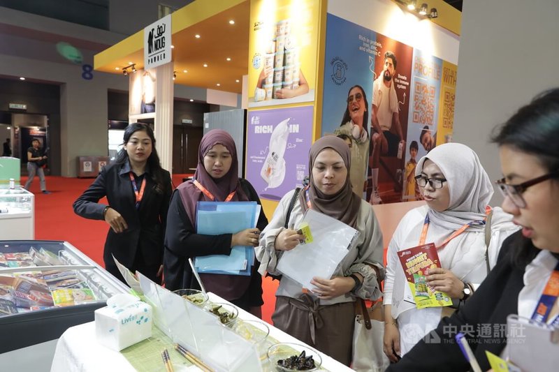 2024年馬來西亞國際清真展（MIHAS）17日開幕，台灣館產品受到穆斯林族群青睞，競相詢問台灣產品是否符合清真認證的規範。中央社記者黃自強吉隆坡攝  113年9月17日