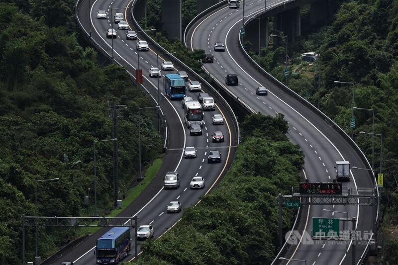 圖為端午連假國道5號北向路段車潮。中央社記者翁睿坤攝 113年6月10日