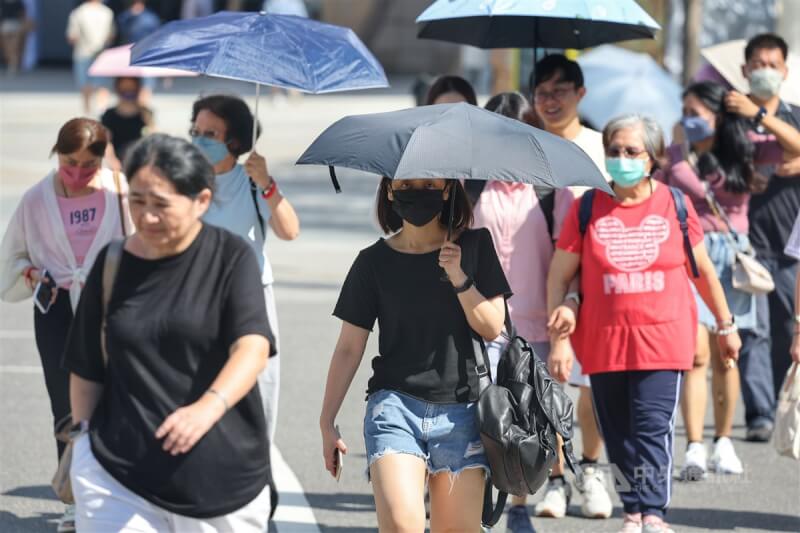 圖為台北大直街頭民眾撐傘防曬。中央社記者王飛華攝 113年9月15日