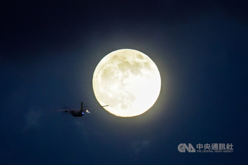 中央氣象署表示,17日晚間北海岸、東半部雲量偏多,愈晚雲層愈厚,桃園以北賞月需碰點運氣;入夜後從台北市區仰望天空,還是能看見一輪圓月從雲層中露臉。中央社記者裴禛攝 113年9月17日