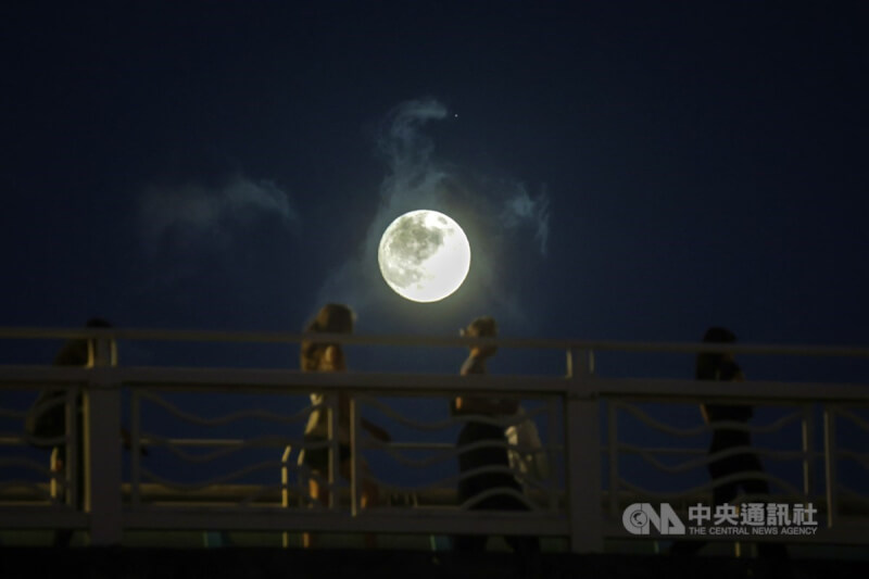 中央氣象署表示,17日中秋節桃園以北雲量偏多,賞月需碰點運氣,不過傍晚後台北市區雲層漸散,月娘也順利露臉。中央社記者裴禛攝 113年9月17日