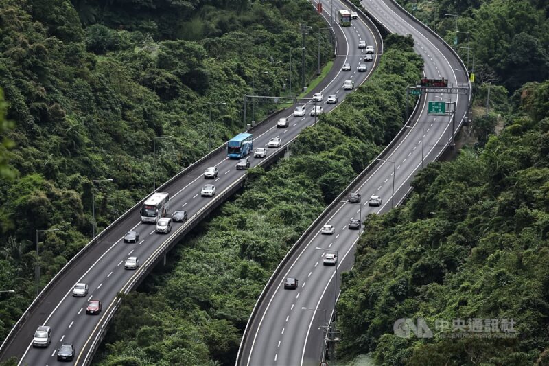 圖為端午連假國道5號北向路段車潮。 中央社記者翁睿坤攝 113年6月10日