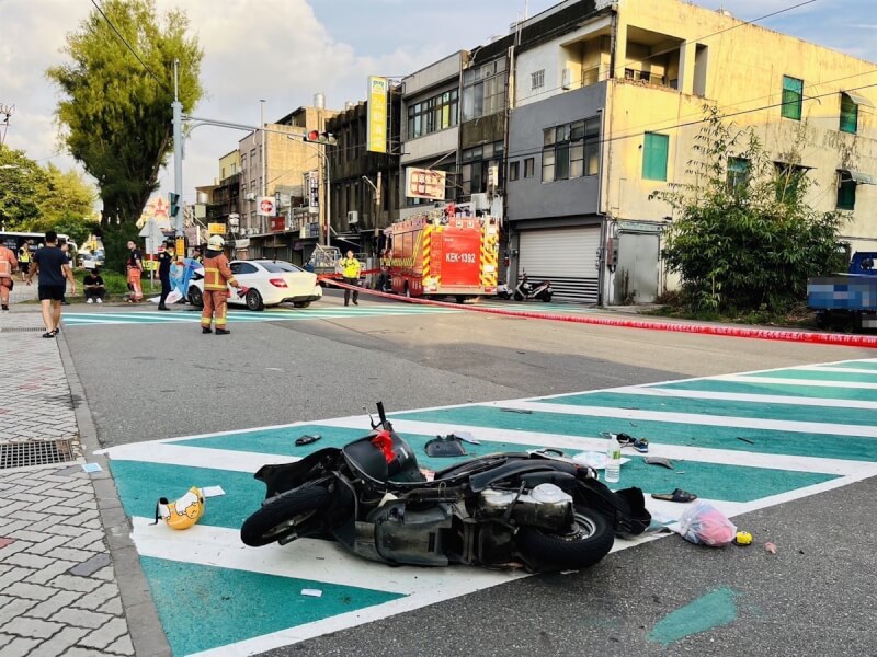 一輛白色自小客車16日下午在新竹市虎林國中前肇事釀1死6傷，警方在車內找到玩具槍及少量毒品。（民眾提供）中央社記者魯鋼駿傳真 113年9月17日