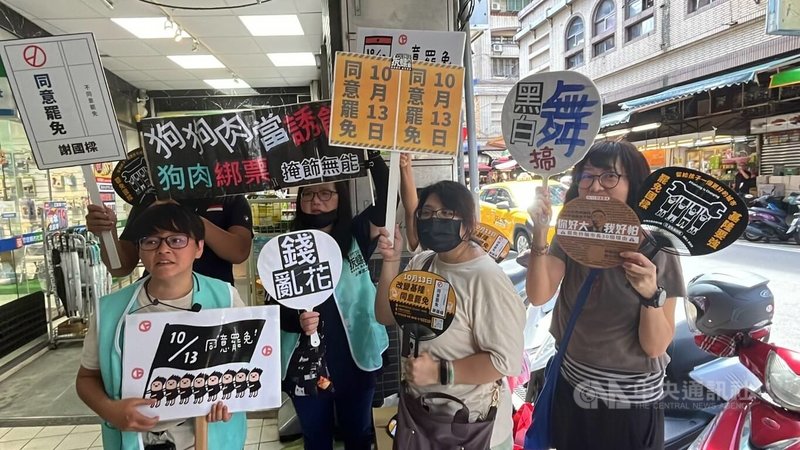 公民團體「山海公民拆樑行動」志工17日前往基隆市仁愛市場（圖）等地，宣傳罷免基隆市長謝國樑。中央社記者王朝鈺攝  113年9月17日