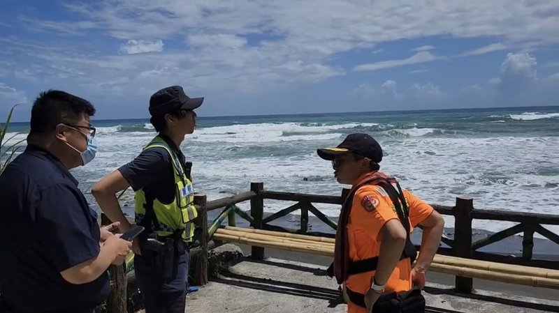 台東縣長濱鄉外海疑有航空器墜海，警消17日上午接獲民眾報案後立即會同相關單位展開搜尋，台東、花蓮海巡皆出動，並申請空勤直升機加入搜索行動。（民眾提供）中央社記者李先鳳傳真 113年9月17日