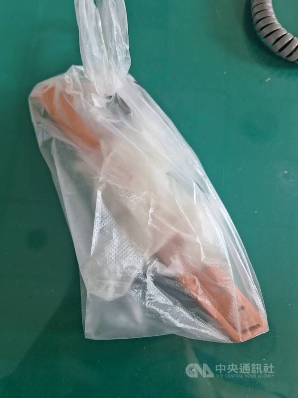 越南籍胡姓男子與妻子阮姓女子日前因感情糾紛，到泰國籍同姓男子位於台中的住處理論，胡男持水果刀砍傷同男，造成同男傷重不治，警方獲報循線逮捕胡男等人，並查扣凶刀證物。（翻攝照片）中央社記者蘇木春傳真 113年9月17日