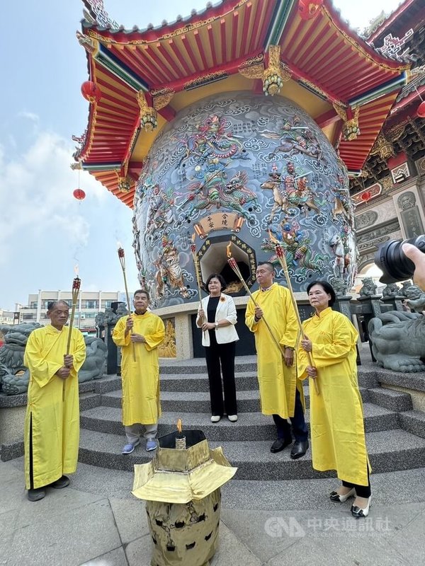 雲林縣北港武德宮打造可過濾懸浮物、空污氣體的地庫金爐，並攜手台灣碳資產公司盤查碳排放量，從國外購入優質碳權，17日地爐啟用，由武德宮主委林安樂（右2）主持，雲林縣長張麗善（右3）等人出席見證。中央社記者姜宜菁攝  113年9月17日