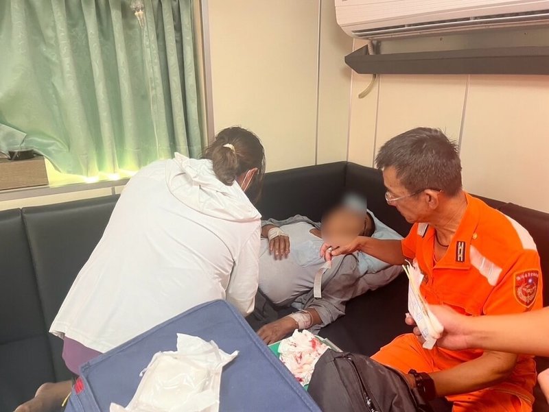 澎湖縣望安鄉花嶼一名70歲長者疑因低血壓及敗血症休克,在漁船與海巡船艇冒著風浪接力救援下,18日下午順利送抵馬公港,交由救護車載往三總澎湖分院就醫。(澎湖海巡隊提供)中央社 113年9月18日