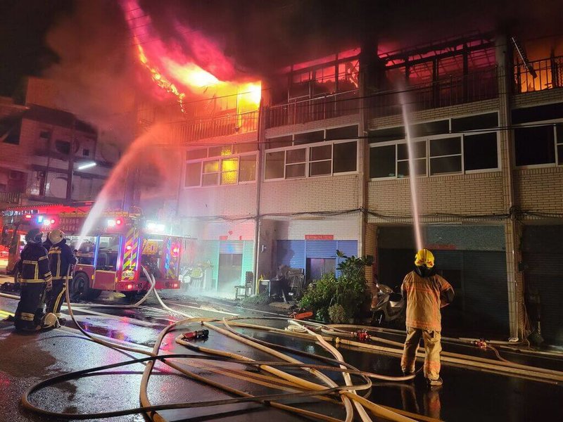 嘉義縣竹崎鄉昇平村18日凌晨發生住宅火警，延燒6戶，現場無人員受困受傷，消防局獲報約1小時後將火撲滅。（嘉義縣消防局提供）中央社記者蔡智明傳真  113年9月18日