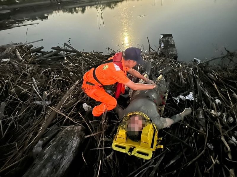 紀姓釣客17日至嘉義縣布袋好美里海岸釣魚，因不熟地勢受困泥沼，海巡署人員獲報運用長背板協助釣客脫離險境。（海巡署中部分署提供）中央社記者蔡智明傳真  113年9月18日