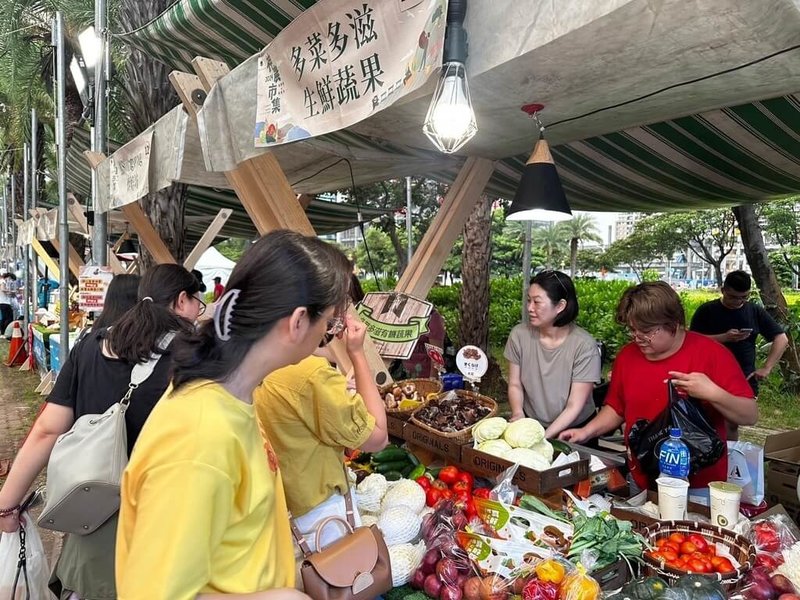 高雄市神農市集21日、22日將在凹子底公園舉辦，現場集結百攤來自高雄各地區最新鮮農產品，還規劃舞台表演和互動體驗，讓市民度過愉快的週末。（高雄市農業局提供）中央社記者林巧璉傳真  113年9月18日