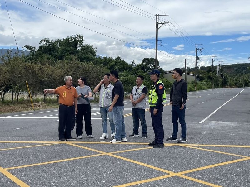 花蓮縣瑞穗鄉路口監視器密度不足，發生車禍、治安事件時難以追蹤肇事者及原因。瑞穗鄉長吳萬德（左）、民進黨縣議員胡仁順（左3）等人18日到多處路口會勘，預計年底在逾10處增設監視器。（民眾提供）中央社記者李先鳳傳真  113年9月18日