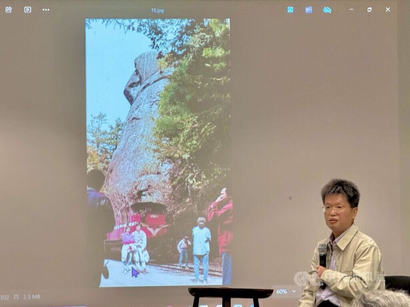 張又然展示20多年前,於阿里山田野調查期間拍下的「眠月石猴」照片,這座著名的山壁已在921大地震中崩塌,在繪本「春神跳舞的森林」中,張又然透過插畫紀錄了它尚未消逝前的模樣。中央社記者林尚縈柏林攝 113年9月18日