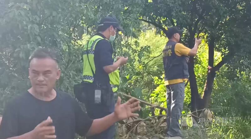 台東南迴線12名民眾從17日晚間出現嘔吐及抽搐,陸續就醫,其中3人送醫後不治,其餘9人尚在醫院治療中。圖為警方18日前往採證。中央社記者盧太城台東攝 113年9月18日