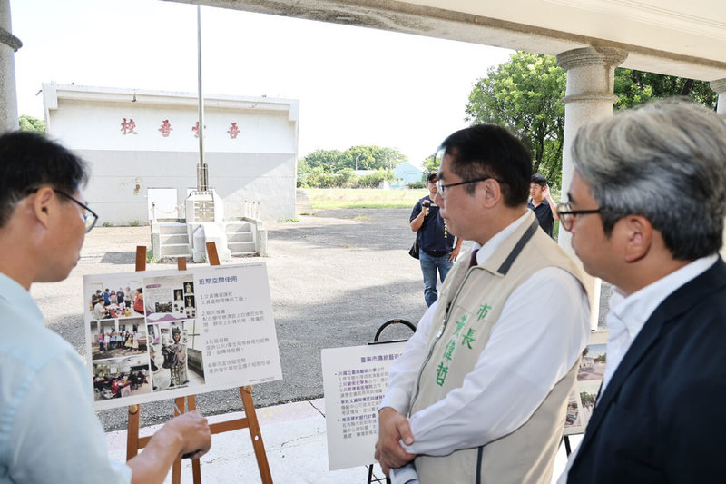 台南市學甲區原天仁工商校地改設台南傳統藝術中心，預計116年完成，台南市長黃偉哲（前右2）18日前往視察相關進度並聽取人員簡報。（台南市政府提供）中央社記者楊思瑞台南傳真  113年9月18日