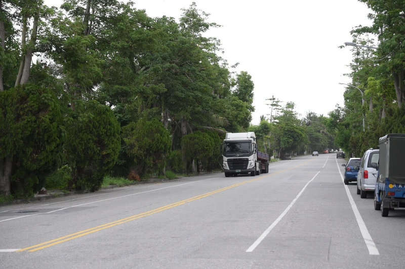 花蓮市北興路鄰近工業區、是轄內總重逾15噸的大貨車及聯結車指定通行路段，路面長年重車輾壓，路面塌陷、龜裂等，影響行車安全。（花蓮縣議員魏嘉賢提供）中央社記者張祈傳真  113年9月18日