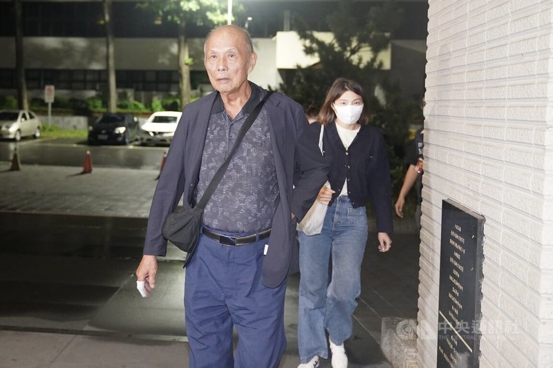 國民黨新北市議員白珮茹涉嫌詐領助理費長達15年,士林地檢署18日指揮調查局搜索、約談白珮茹等多人,晚間白珮茹的父親、前立委白添枝(前)等人被移送士檢複訊。中央社記者徐肇昌攝 113年9月18日