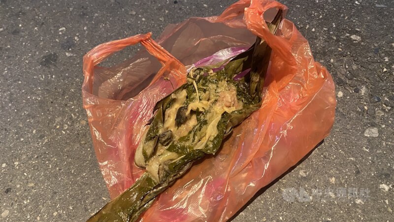 台東南迴線有民眾疑似誤食含有農藥的食物,已有3人不治,家屬攜帶食用過的小米粽子供醫院檢驗。中央社記者盧太城攝 113年9月18日