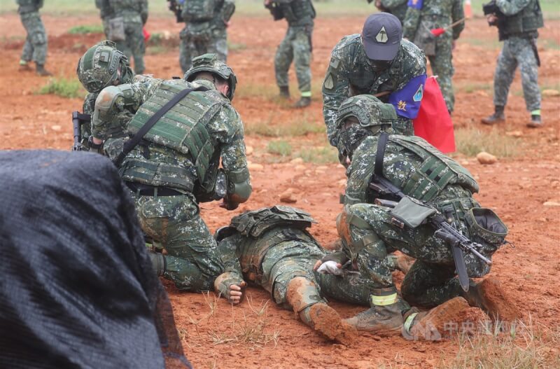 圖為國軍戰傷救護訓練模擬為傷兵包紮。（中央社檔案照片）