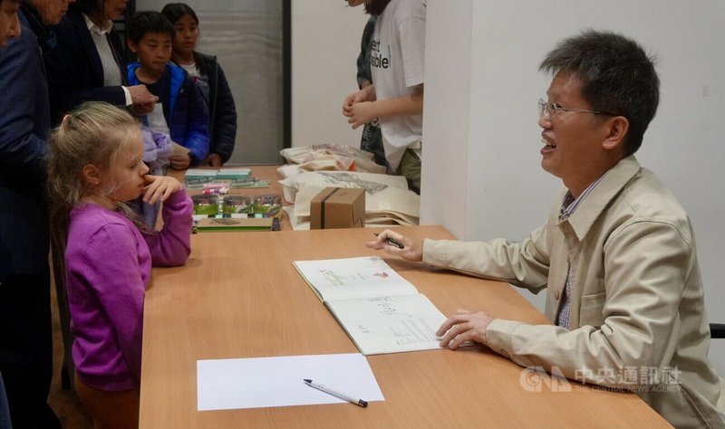 台灣繪本作家張又然在台北駐德代表處為小讀者簽名並與他們交流,現場氣氛溫馨,透過「春神跳舞的森林」繪本,讓更多德國小朋友了解台灣自然風貌與原住民文化。中央社記者林尚縈柏林攝 113年9月18日