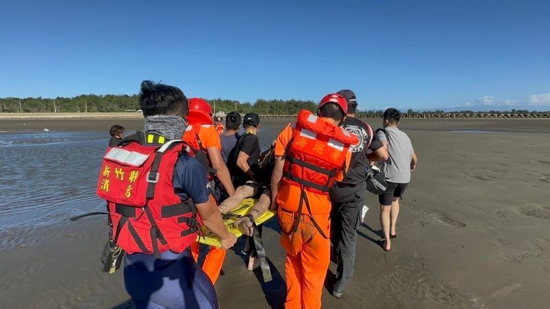 4名越南籍移工17日到新竹縣新豐鄉紅毛港附近海岸戲水，其中2人溺水，海巡署獲報立即派人前往救援，1人救起時無生命跡象送醫不治，另1人仍在醫院搶救中。（海巡署北部分署第八岸巡隊提供）中央社記者郭宣彣傳真  113年9月18日