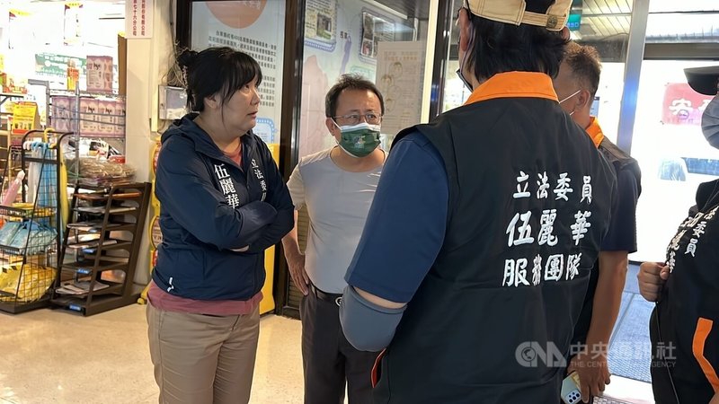 台東南迴線12人疑似食物中毒，3人病情快速惡化死亡；台東縣政府成立食品中毒調查小組。民進黨立委伍麗華（左）18日中午趕到台東馬偕醫院探視尚未出院民眾。中央社記者盧太城台東攝  113年9月18日