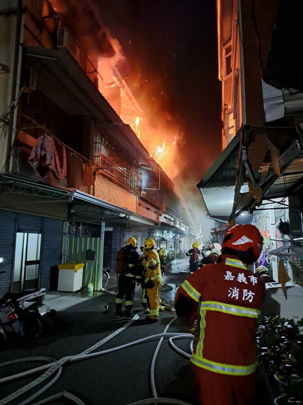 嘉義市文化路一處巷弄18日凌晨3時許發生火警,現場延燒5棟建築物,消防人員在清晨4時17分撲滅火勢。(嘉義市消防局提供)中央社記者蔡智明傳真 113年9月18日