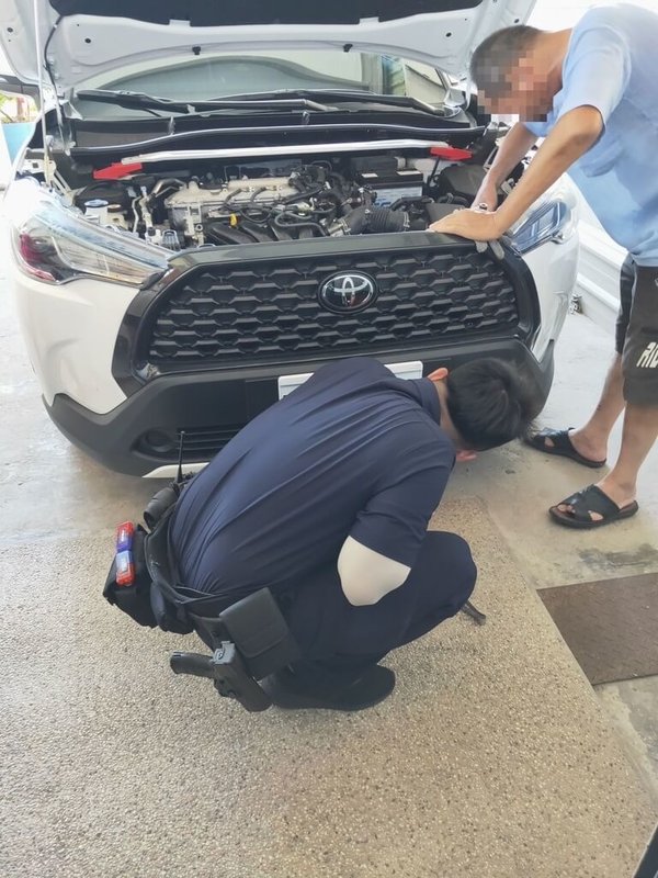 台中市清水區有車主發現引擎室躲了一隻小貓咪，試了許多仍無法將小貓咪抓出來，請來警方幫忙救援。（民眾提供）中央社記者趙麗妍傳真  113年9月18日