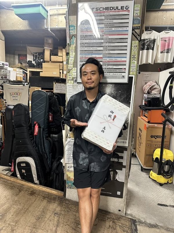 滅火器樂團赴日開唱,主唱楊大正(圖)收下演員高橋一生祝福開唱順利的禮物。(火氣音樂提供)中央社記者王心妤傳真 113年9月18日