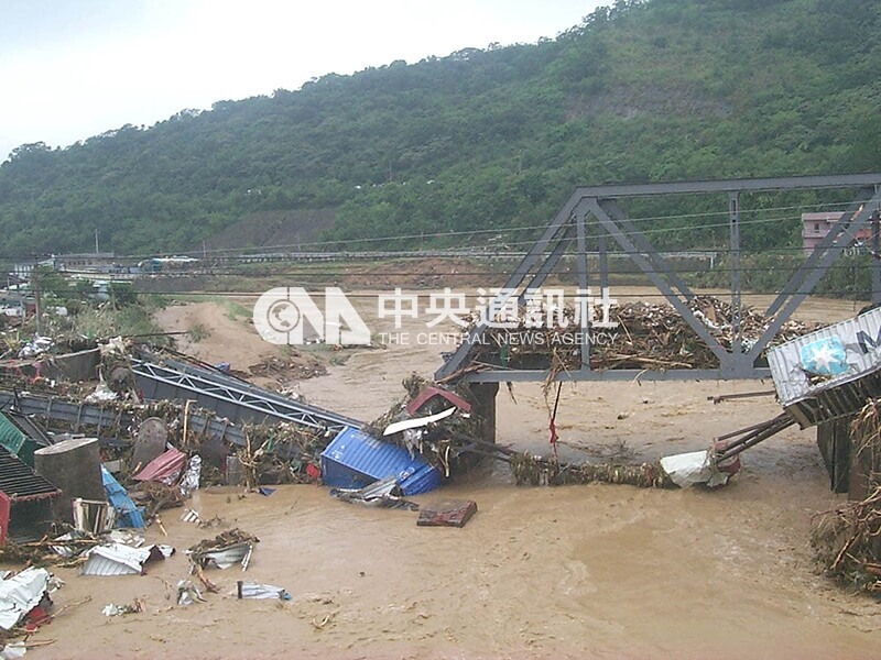 漂流貨櫃撞斷台鐵八堵鐵橋及許多橋樑,基隆地檢署已鎖定沿岸大宇等七家貨櫃站進行調查,依貨櫃編號追查貨櫃所有人,追究相關責任。中央社記者卞金峰 90年9月19日