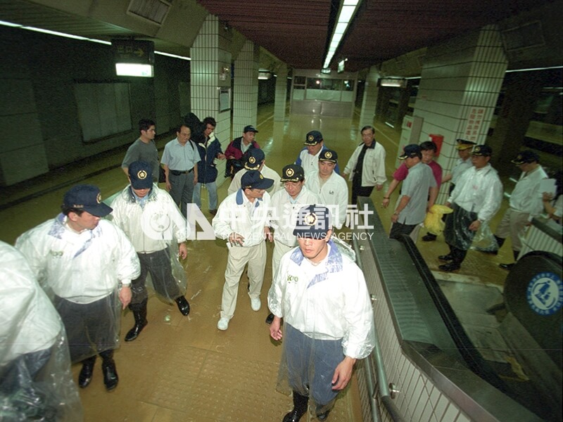 陳水扁總統(右二)到台鐵台北車站視察,面對整個泡在水裡的台北車站,面色凝重。中央社記者孫仲達攝 90年9月18日
