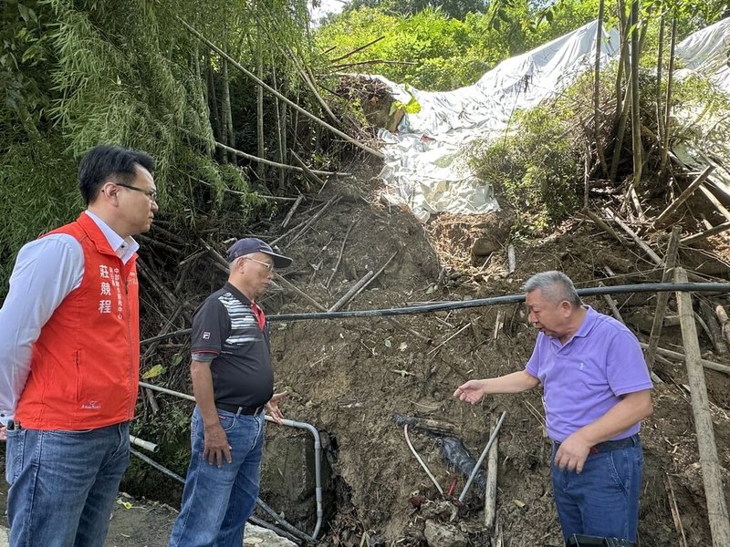 台中市日前強降雨，造成東勢區東坑路多處邊坡土石滑落，行政院中部聯合服務中心執行長莊競程（左）接獲陳情後，19日邀集相關單位到場會勘研擬改善。（行政院中辦提供）中央社記者郝雪卿傳真  113年9月19日