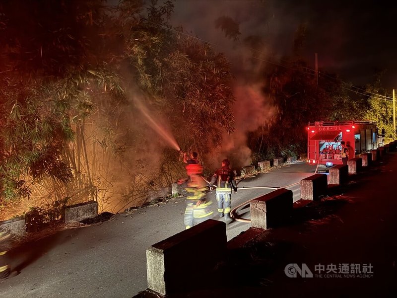 天氣炎熱，花蓮縣雜草廢棄物火警異常增長，其中花蓮市起火地點集中在北興路、農兵橋河岸堤防一帶，經消防人員分析原因為亂丟煙蒂、任意露天焚燒雜草等，花蓮縣消防局提醒，民眾田野引火前應依法提出申請，經許可後才能點火燃燒，違者可開罰。中央社記者張祈攝  113年9月19日