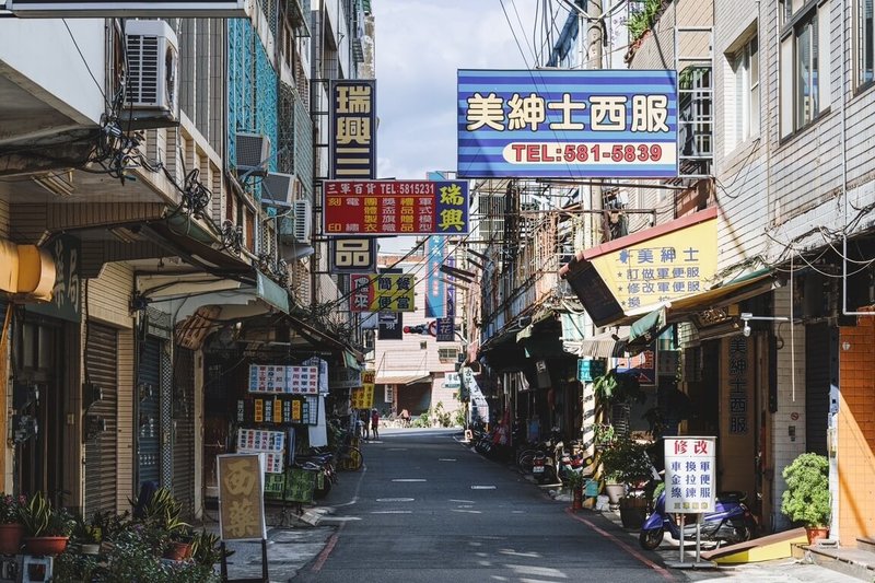 高雄市政府為慶賀設市百年，推出「百年好市」系列活動，第2波「好市遶境！限定高雄探秘」23日開賣，將由高雄在地達人帶路，以眷村、電影與美食主題分別推出3條限定路線。圖為左營海軍眷村西陵街街景。（高雄市文化局提供）中央社記者林巧璉傳真  113年9月19日