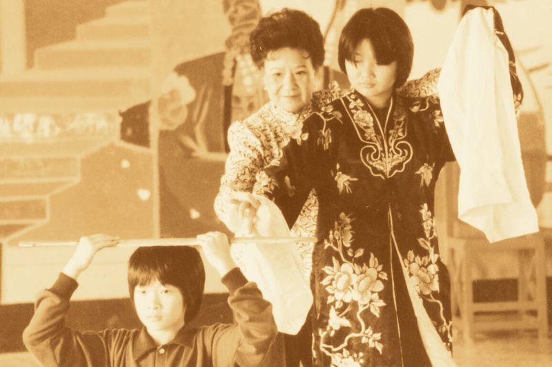 台灣豫劇大師張岫雲(中)一生奉獻在豫劇,將豫劇種子撒播在台灣,並細心指導學生。(台灣豫劇團提供)中央社記者葉冠吟傳真 113年9月19日