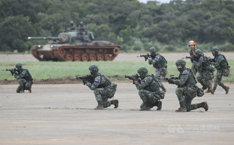 圖為漢光演習，陸軍裝甲542旅戰車戰鬥隊驗證指管機制及反制敵機降能力。（中央社檔案照片）