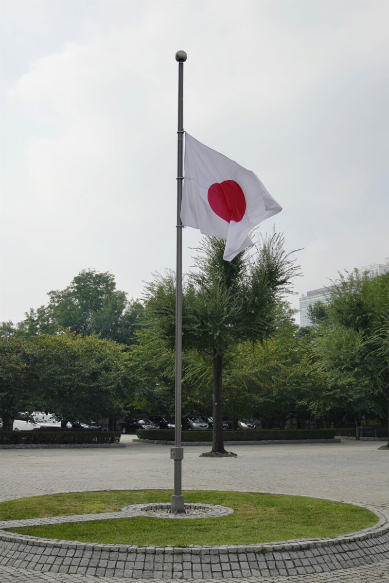 深圳日本人學校一名10歲男童18日上學途中遭刺傷，最終搶救無效19日凌晨死亡，日本駐中國大使館降半旗致哀。（共同社）