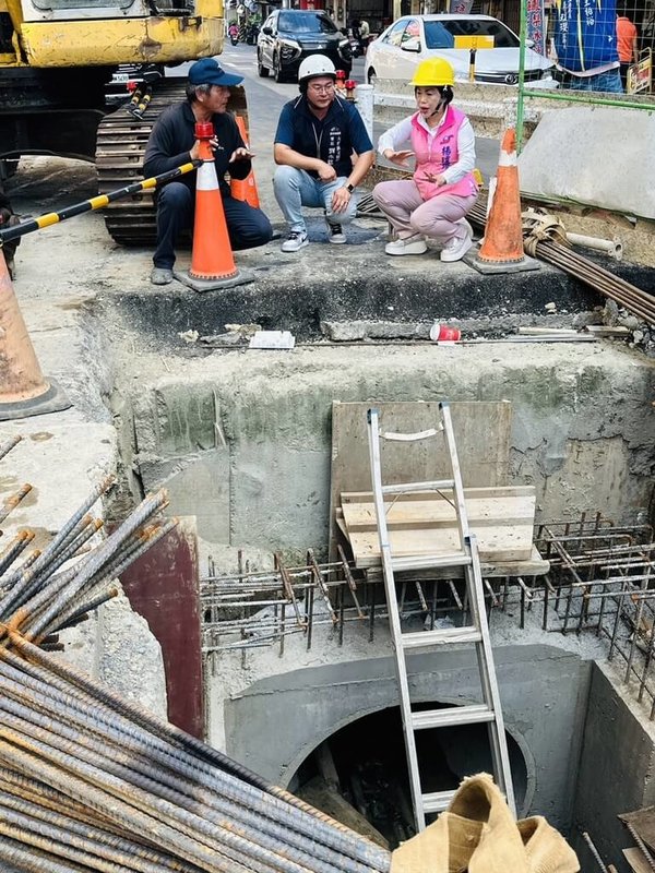 台中市大雅區中山北路遇強降雨即積淹水，台中市水利局為改善排水不良問題，進行雨水下水道新建工程，國民黨立委楊瓊瓔（右）19日會勘工程進度。（楊瓊瓔提供）中央社記者郝雪卿傳真  113年9月19日