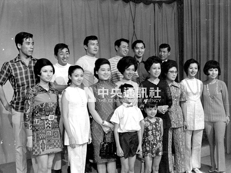 圖為台視「藍與黑」主要演員包括中排左至右陳莎莉、向君、傅碧輝、恬妮、張冰玉,劉麗麗(中排右1)、潘琪(中排右2);後排左至右田文仲、孫越、岳陽、鄒森、勾峰、鄭仲達;前排兩位童星紀寶如(右)與湯志偉(左)。中央社記者潘月康攝 五十九年九月二十六日