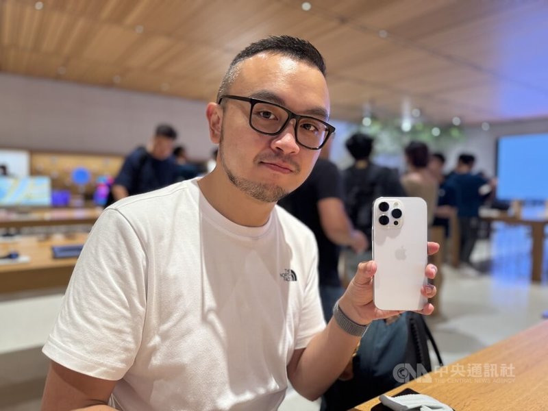 iPhone 16系列手機20日開賣,蘋果直營店開放已預購的消費者取貨,圖為排在取貨隊伍第1名的徐先生,購買iPhone 16 Pro Max的256GB容量白色鈦金屬款。中央社記者吳家豪攝 113年9月20日
