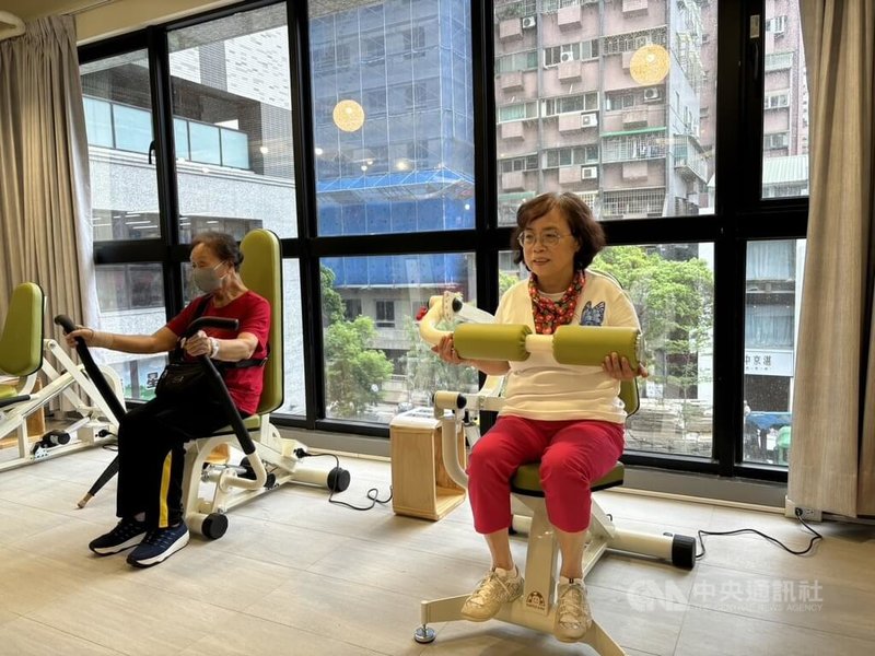 配合西寧國宅拆遷,台北市萬華老人服務中心搬至福星社宅,20日開幕;增設油壓式健身器材、按摩休閒區等,鼓勵長輩多出門走走,到這裡交朋友。中央社記者陳昱婷攝 113年9月20日