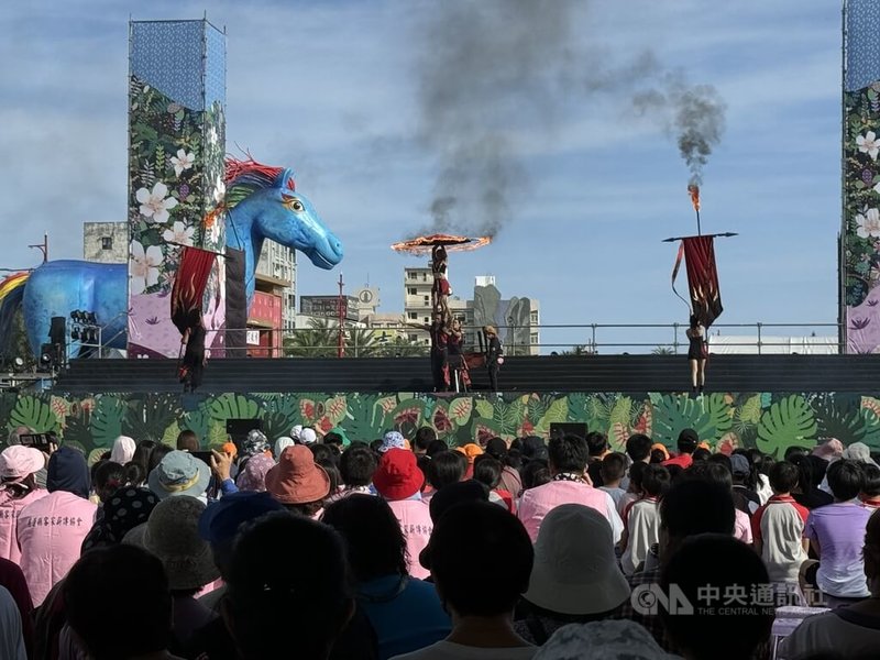 客家委員會與紙風車劇團共同製作的客家親子劇「雨馬」,20日起在花蓮東大門夜市旁廣場定點演出3天,原本90分鐘表演濃縮成30分鐘精華版,保留歌舞、特技及燈光特效。中央社記者張祈攝 113年9月20日