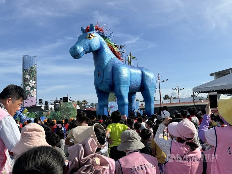 紙風車劇團與客家委員會聯手打造近4層樓高的大型藝術行動裝置、新一代客家文化大使「雨馬」，20日起一連3天在花蓮東大門夜市旁廣場共有8場次免費演出。中央社記者張祈攝  113年9月20日