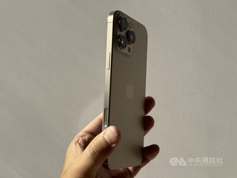 iPhone 16系列手機側邊新增「相機控制」按鍵,按一下可快速啟動,滑動手指可調整各種相機功能。中央社記者吳家豪攝 113年9月20日