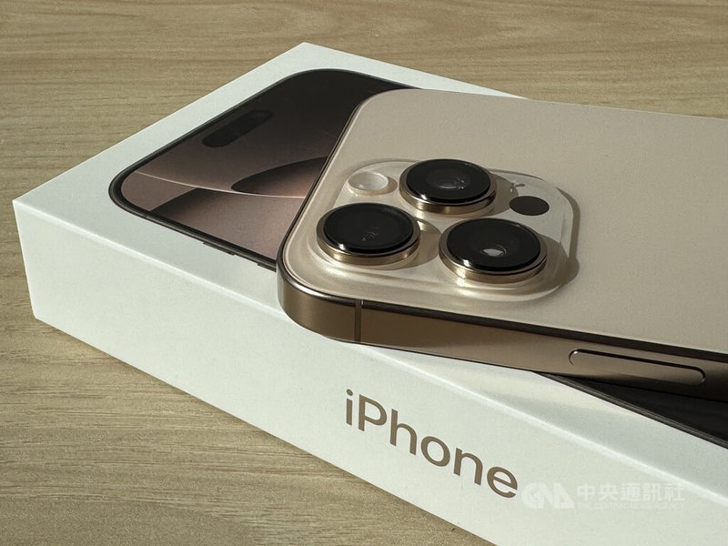 iPhone 16系列20日開賣,旗艦機型iPhone 16 Pro Max搭載三鏡頭相機系統,包括具有更快速感光元件的全新4800萬像素Fusion相機、4800萬像素超廣角相機、5倍望遠相機。中央社記者吳家豪攝 113年9月20日