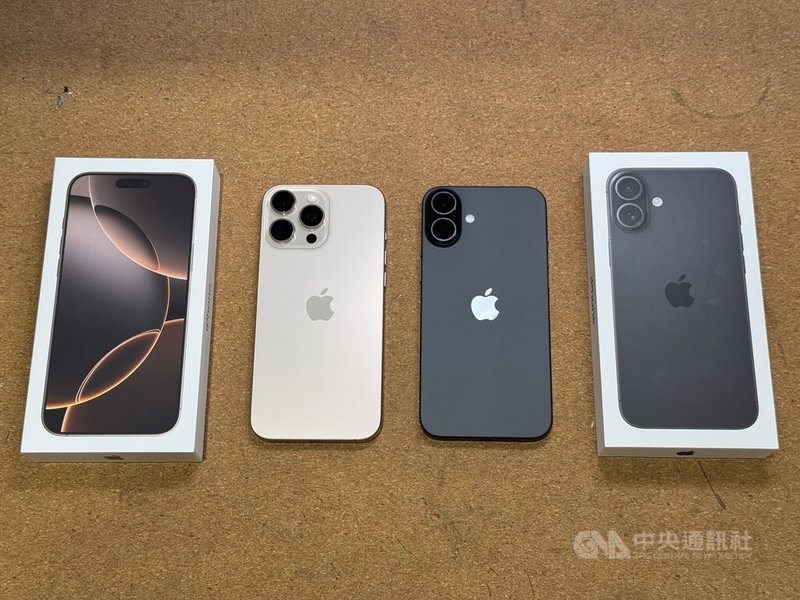 iPhone 16系列手機20日開賣,左為旗艦機型iPhone 16 Pro Max,右為基本款iPhone 16 Plus,皆搭載「相機控制」側邊按鍵,並支援日後將上線的個人智慧系統Apple Intelligence。中央社記者吳家豪攝 113年9月20日