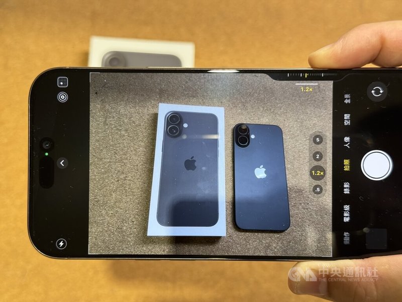 iPhone 16系列手機新增「相機控制」側邊按鍵,按一下可快速啟動相機,滑動手指即可選擇縮放等控制選項。中央社記者吳家豪攝 113年9月20日